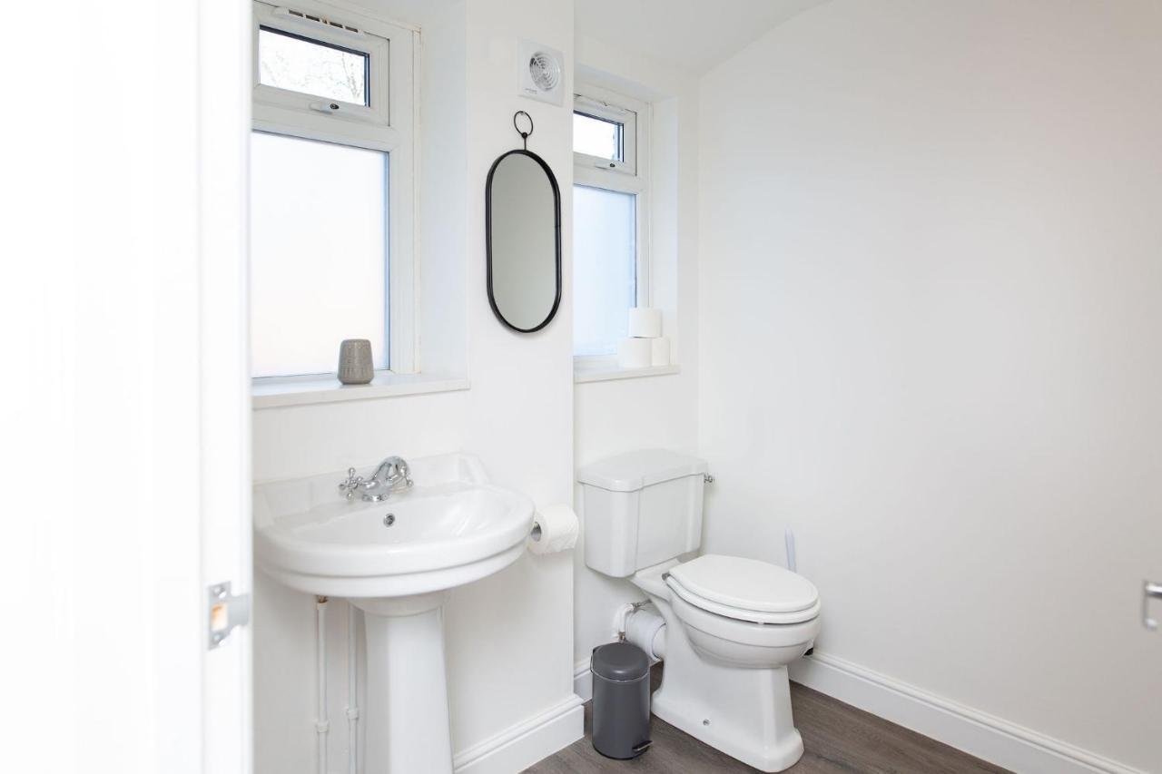 Stayright Flats In With Designated Parking * Cardiff